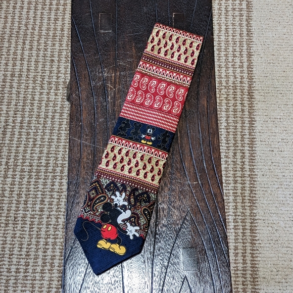 **Buy 2 get 3** Disney Mickey & Co Silk Tie | 100% Silk | Made in Canada - Picture 4 of 7
